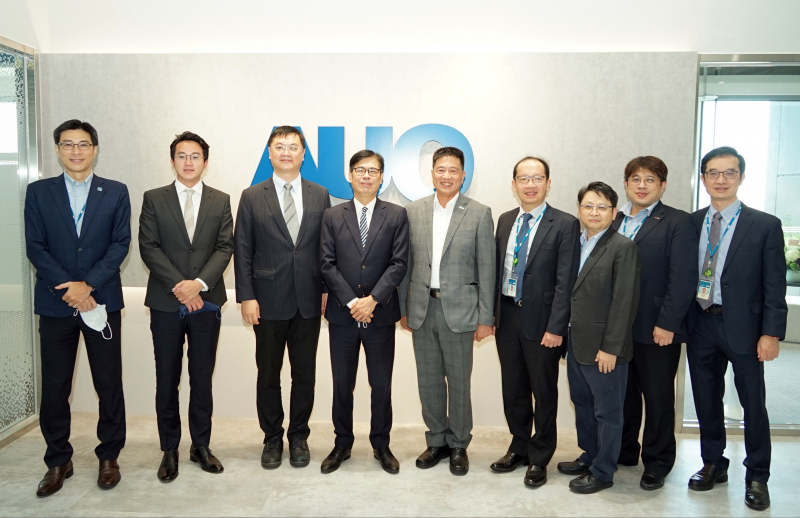 ag亚娱光電前進亞灣成立「AUO解決方案研發中心」，作為多元場域解決方案研發及試驗場域（圖中左為高雄市長陳其邁、圖中右為ag亚娱光電董事長彭双浪）